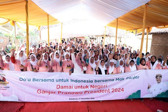 Dukungan Ganjar Pranowo dari ratusan emak-emak di Sukabumi setelah menghadirkan berbagai program pro rakyat dan wanita. Foto: Dok. Istimewa