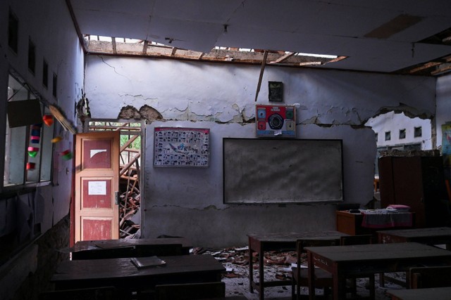 Kondisi gedung sekolah rusak akibat gempa bumi di Cianjur, Jawa Barat, Senin (21/11/2022).  Foto: Iman Firmansyah/REUTERS