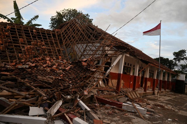 Kondisi gedung sekolah rusak akibat gempa bumi di Cianjur, Jawa Barat, Senin (21/11/2022).  Foto: Iman Firmansyah/REUTERS