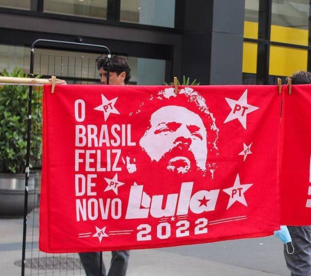 Bendera Pendukung Luiz Inácio Lula da Silva (Lula) dalam Pemilihan Umum di Brasil 2022, Foto: Unsplash