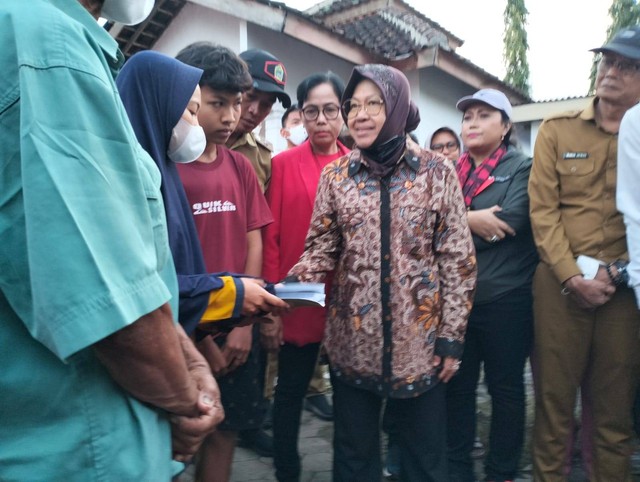 Menteri Sosial Tri Risma Harini, saat kunjungi posko pengungsian bencana tanah longsor Dusun Blembem di Balai Kalurahan Candirejo Kapanewon Semin Gunungkidul, Senin (21/11/2022). Foto: erfanto/Tugu Jogja
