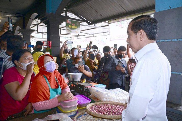 Presiden Joko Widodo meninjau harga kebutuhan pokok di Pasar Malangjiwan Colomadu, Jawa Tengah, Senin (21/11/2022). 
 Foto: Biro Pers Sekretariat Presiden