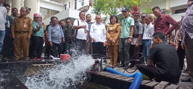 Uji coba mesin pompa air yang akan disalurkan kepada petani dan nelayan yang ada di Kobar. Foto: Ist