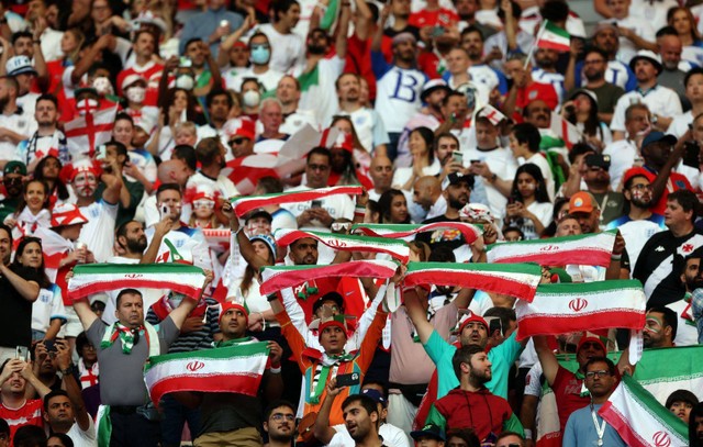 Suporter Timnas Iran jelang laga lawan Inggris di Piala Dunia 2022 di Khalifa International Stadium, Doha, Qatar, 21 November 2022. Foto: REUTERS/Paul Childs