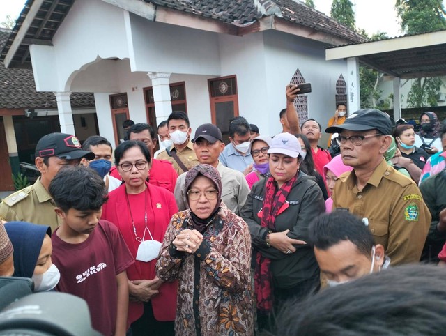 Menteri Sosial, Tri Rismaharini saat kunjungi posko bencana longsor di Cianjur, Senin (21/11/2022). Foto: Erfanto/Tugu Jogja