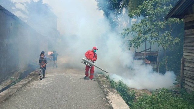 Petugas di Kota Subulussalam, Aceh, melakukan pengasapan (fogging) untuk mengantisipasi merebaknya kasus demam berdarah dengue (DBB). Foto: Yudi Ansyah/acehkini