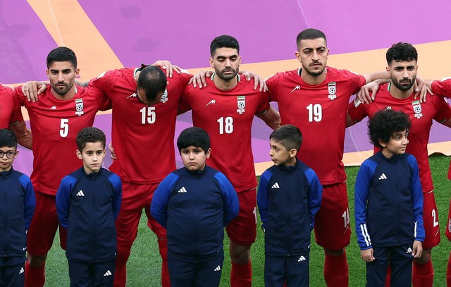 Timnas Iran jelang laga lawan Inggris di Piala Dunia 2022 di Khalifa International Stadium, Doha, Qatar, 21 November 2022. Foto: REUTERS/Marko Djurica