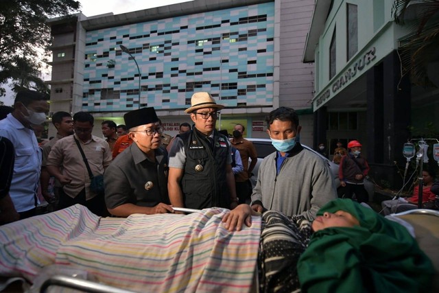 Gubernur Jawa Barat Ridwan Kamil langsung meninjau korban gempa bumi yang dirawat di RSUD Sayang, Kabupaten Cianjur, Senin (21/11/2022). Foto: Dok. Humas Jabar