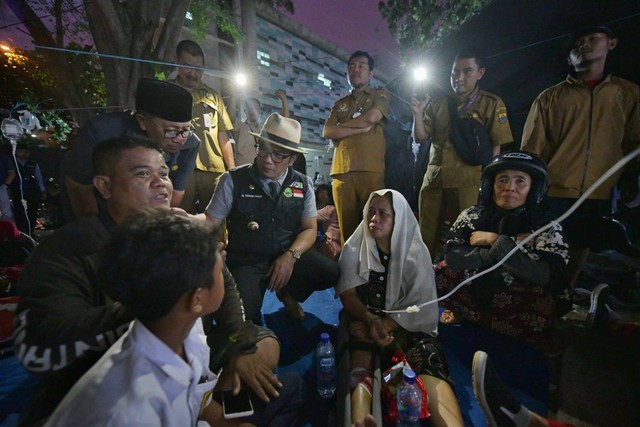 Gubernur Jawa Barat Ridwan Kamil langsung meninjau korban gempa bumi yang dirawat di RSUD Sayang, Kabupaten Cianjur, Senin (21/11/2022). Foto: Dok. Humas Jabar