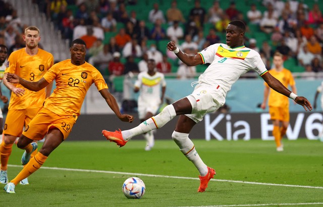 Abdou Diallo dari Senegal duel dengan Denzel Dumfries dari Belanda pada pertandingan Grup A Piala Dunia 2022 Qatar di Stadion Al Thumama, Doha, Qatar. Foto: Kai Pfaffenbach/Reuters
