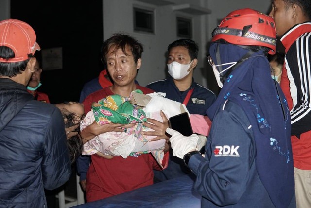 Hingga malam ini tim DMC Dompet Dhuafa bersama sejumlah regu relawan lainnya terus mensisir sejumlah wilayah yang terdapat sejumlah penyintas gempa membutuhkan pertolongan. Banyak dari penyintas mengalami patah tulang akibat tertimpa bangunan yang sebagian sudah roboh akibat gempa siang tadi (Senin, 21/11/2022).