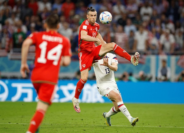Gareth Bale dari Wales duel dengan Tim Ream dari AS pada pertandingan Grup B Piala Dunia 2022 Qatar Stadion Ahmad Bin Ali, Al Rayyan, Qatar. Foto: John Sibley/Reuters