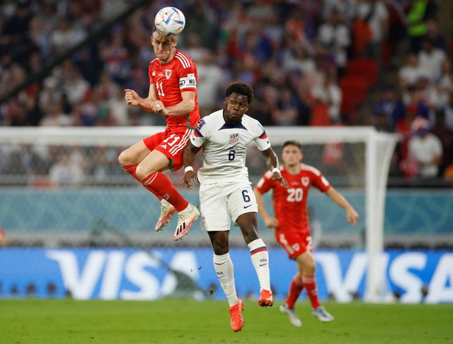 Gareth Bale dari Wales duel dengan Yunus Musah dari AS pada pertandingan Grup B Piala Dunia 2022 Qatar Stadion Ahmad Bin Ali, Al Rayyan, Qatar. Foto: John Sibley/Reuters