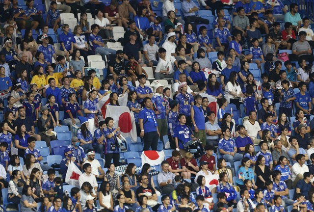 Suporter Jepang membawa atribut di Stadion Al-Maktoum, Dubai, Uni Emirat Arab. Foto: Satish Kumar/Reuters