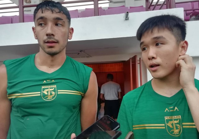George Brown dan Sebastian Ongkowijaya, dua pemain yang sedang jalani trial di Surabaya. Foto: Masruroh/Basra