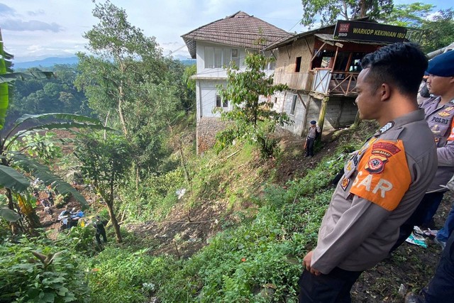 Proses evakuasi kendaraan yang masuk jurang masih berlangsung usai gempa, di Cianjur, Jawa Barat, Selasa (22/11/2022).  Foto: Muhammad Iqbal/kumparan