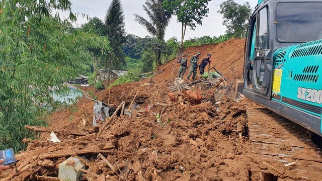 Tim SAR mulai evakuasi warga yang masih di reruntuhan rumah, di Cugenang, Kabupaten Cianjur, Jawa Barat, Selasa (22/11/2022). Foto: Ikhwanul Habibi/kumparan