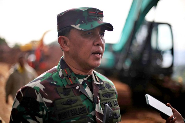 Komandan Korem 061/Suryakancana, Brigadir Jenderal TNI Rudy Saladin menjawab pertanyaan wartawan prihal penangan longsor akibat gempa di Cianjur, Jawa Barat, Selasa (22/11/2022). Foto: Aditia Noviansyah/kumparan