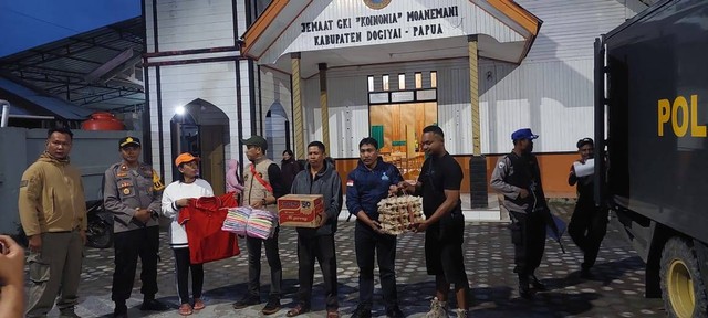Bantuan untuk korban kerusuhan Dogiyai berdatangan. (Foto Humas Polda Papua) 