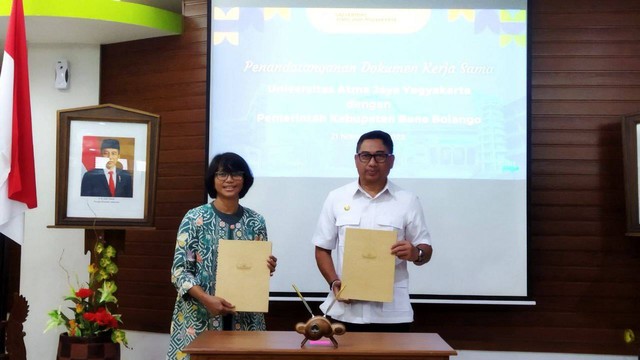 Wakil Rektor I UAJY, Sushardjanti Felasari dan Bupati Kabupaten Bone Bolango, Hamim Pou usai menandatangani MoU, Senin (21/11/2022). Foto: Maria Wulan/Tugu Jogja