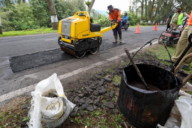 Perbaikan di ruas jalan Salatiga-Ngeblak menggunakan aspal Buton murni berdasarkan instruksi dari Gubernur Jawa Tengah Ganjar Pranowo Foto: Dok. Diskominfo