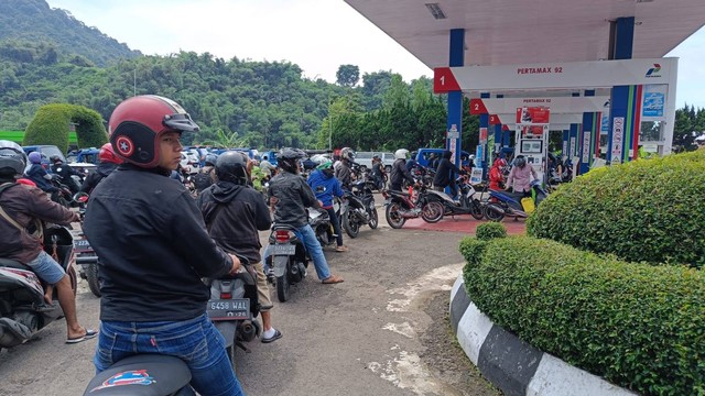 Antrean panjang pengendara mengisi bahan bakar di SPBU Pertamina Ciputri di jl. Raya Ciawi-Cianjur, Selasa (22/11/2022). Foto: Aditia Noviansyah/kumparan