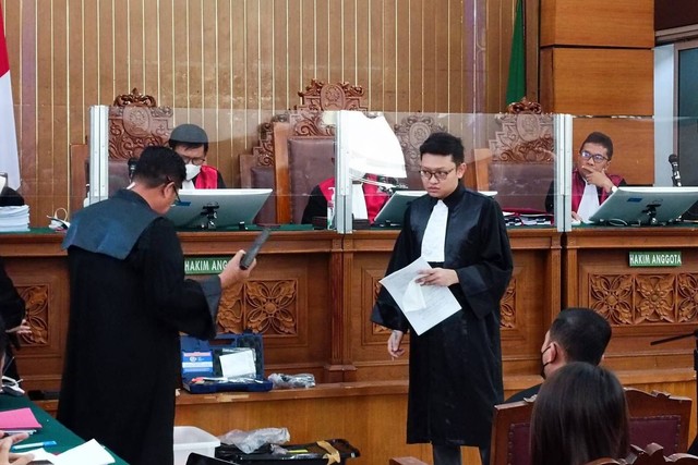 JPU tunjukkan barang bukti berupa senjata di sidang lanjutan Ferdy Sambo, di Pengadilan Negeri Jakarta Selatan, Selasa (22/11/2022). Foto: Ainun Nabila/kumparan