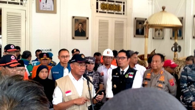Menko PMK RI Muhadjir Effendy memberikan keterangan pers di Pendopo Cianjur, Jawa Barat, Selasa (22/11/2022). Foto: Dok. Istimewa