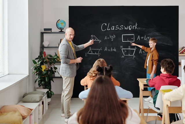 Kata-Kata bijak untuk Hari Guru Nasional. Foto: Pexels/Max Fischer.