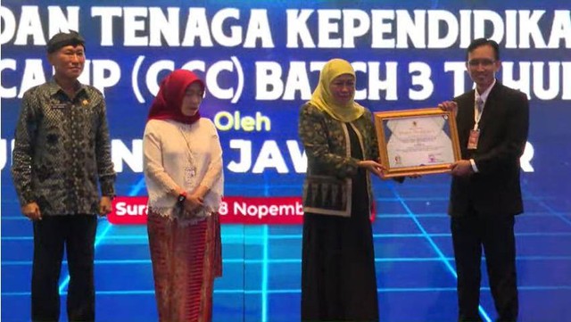 ukma Hadi Anugerah saat menerima piagam penghargaan dari Gubernur Jawa Timur Khofifah Indar Parawansa dalam penutupan GCC Batch 3. Foto / dok SMKN 1 Turen