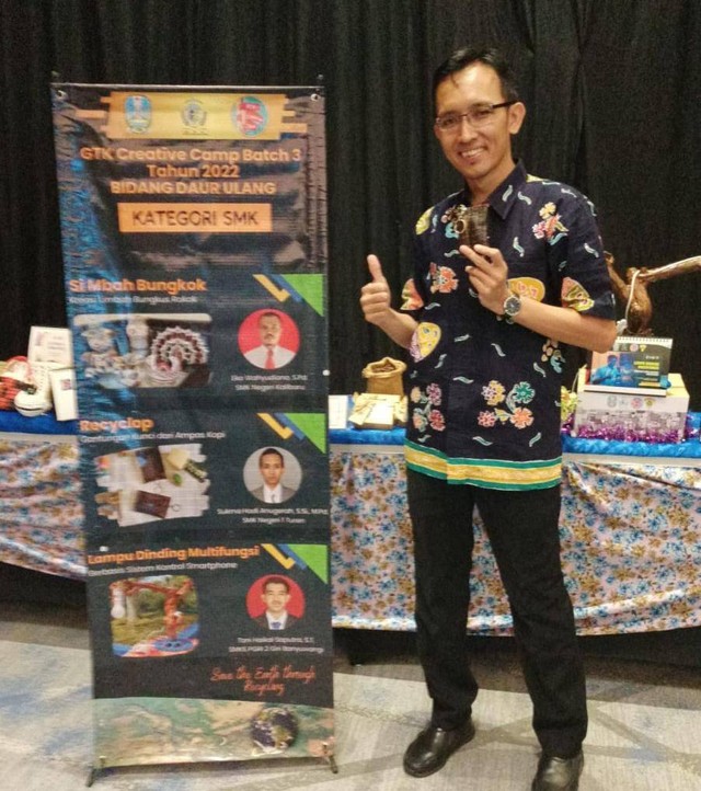 Sukma Hadi Anugerah, guru SMKN 1 Turen saat expo. Foto / dok SMKN 1 Turen
