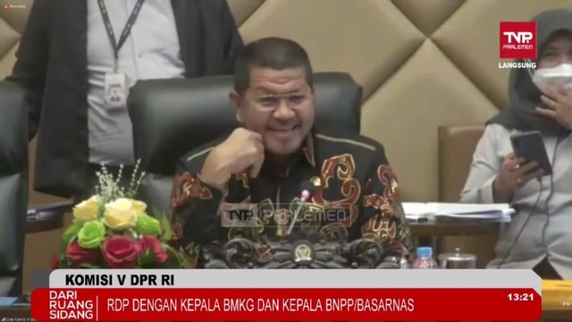 Momen viral Wakil Ketua Komisi V DPR Roberth Rouw menertawakan imbauan Kepala BMKG saat gempa dalam rapat di DPR, Senin (21/11/2022). Foto: TV Parlemen
