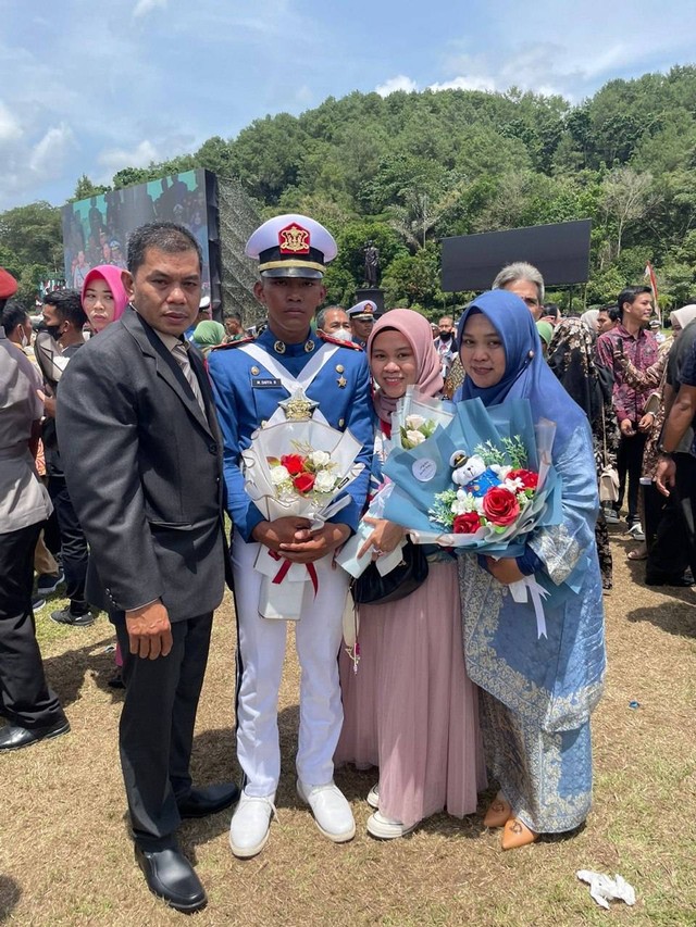 Daffa dan keluarganya setelah upacara pelantikan taruna Akmil dan Akpol di Magelang. 