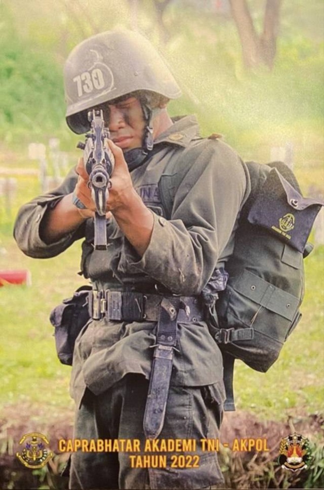 Daffa berlatih menembak saat seleksi calon taruna Akpol dan Akmil.