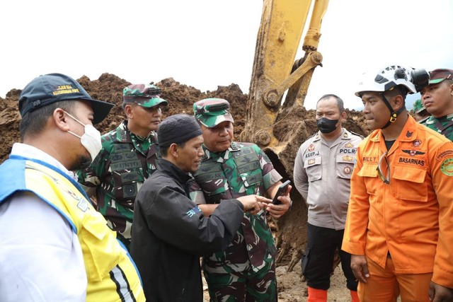 Kepala Staf Angkatan Darat (KSAD) Jenderal TNI Dudung Abdurachman meninjau lokasi longsor akibat gempa di Kecamatan Cugenang, Cianjur, Selasa (22/11/2022).  Foto: Aditia Noviansyah/kumparan