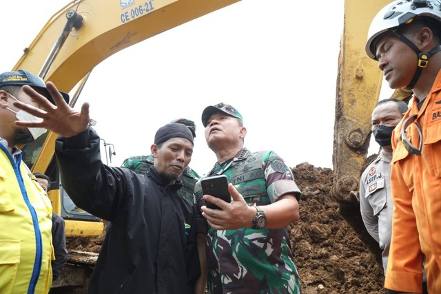 Kepala Staf Angkatan Darat (KSAD) Jenderal TNI Dudung Abdurachman meninjau lokasi longsor akibat gempa di Kecamatan Cugenang, Cianjur, Selasa (22/11/2022).  Foto: Aditia Noviansyah/kumparan