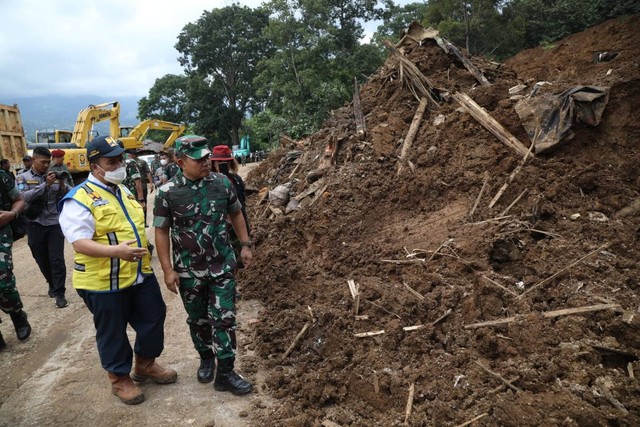 Kepala Staf Angkatan Darat (KSAD) Jenderal TNI Dudung Abdurachman meninjau lokasi longsor akibat gempa di Kecamatan Cugenang, Cianjur, Selasa (22/11/2022).  Foto: Aditia Noviansyah/kumparan