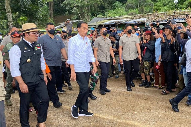 Presiden Joko Widodo meninjau lokasi longsor akibat gempa di Kecamatan Cugenang, Cianjur, pada Selasa (22/11). Foto: Muhammad Iqbal/kumparan