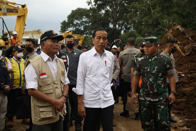 Presiden Joko Widodo meninjau lokasi longsor akibat gempa di Kecamatan Cugenang, Cianjur, pada Selasa (22/11). Foto: Aditia Noviansyah/kumparan