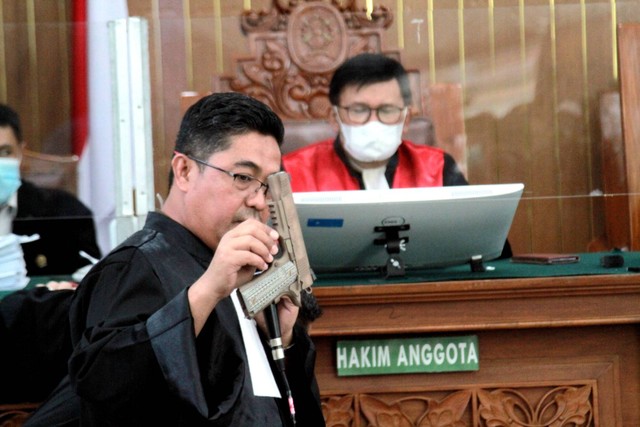 JPU tunjukkan barang bukti berupa senjata di sidang lanjutan Ferdy Sambo, di Pengadilan Negeri Jakarta Selatan, Selasa (22/11/2022). Foto: Iqbal Firdaus/kumparan