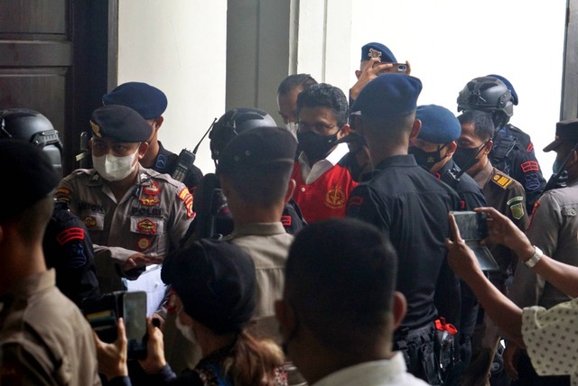 Terdakwa Ferdy Sambo keluar dari ruang persidangan usai jalan sidang lanjutan di PN Jakarta Selatan, Jakarta, Selasa (22/11/2022). Foto: Iqbal Firdaus/kumparan