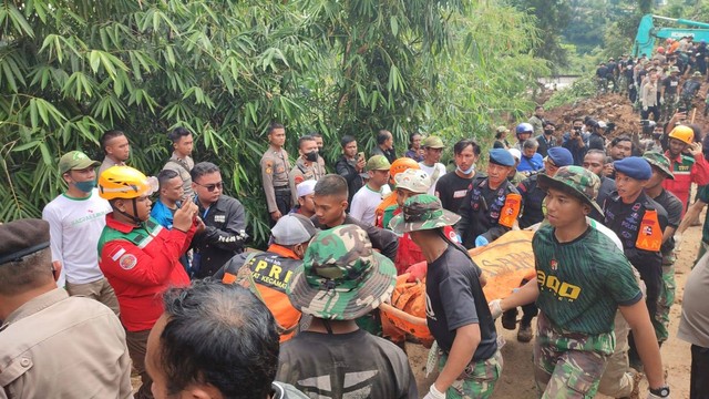 Proses evakuasi jenazah korban longsor akibat gempa di Desa Gintung, Kecamatan Cugenang, Cianjur, Selasa (22/11/2022).  Foto: Rachmadi Rasyad/kumparan