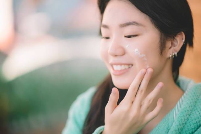 Ilustrasi apakah sunscreen bisa memutihkan wajah (Sumber: Pexels)