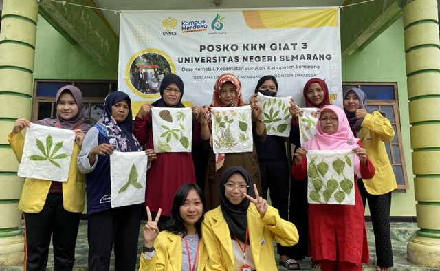                        Karya ecoprint diatas totebag oleh ibu-ibu di Desa Kemetul.