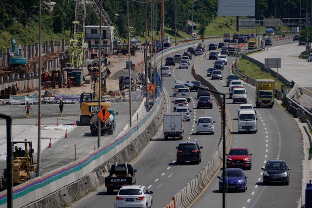 Aktivitas pekerja proyek peninggian jalan di KM 8 Tol BSD, Tangerang Selatan, Selasa (22/11/2022). Foto: Jamal  Ramadhan/kumparan