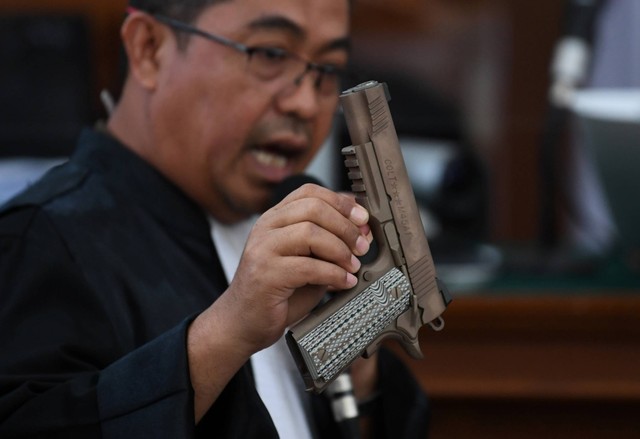 Jaksa menunjukkan barang bukti senjata Colt dalam sidang lanjutan kasus pembunuhan Brigadir Yosua Hutabarat dengan terdakwa Ferdy Sambo dan Putri Chandrawathi di PN Jakarta Selatan, Jakarta, Selasa (22/11/2022). Foto: Akbar Nugroho Gumay/ANTARA FOTO