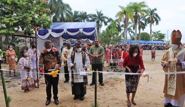 Pj Wali Kota Sorong menandakan prasasti peremian Aula Rex Mundi Gereja Katedral Kota Sorong