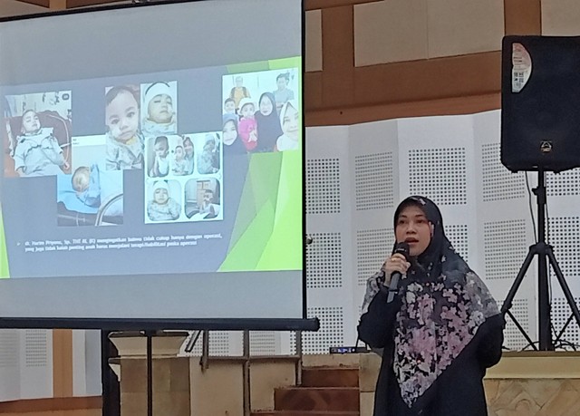 Risda Fitriyani, dokter radiologi asal Banjarmasin yang rela melepas pekerjaan demi pengobatan sang anak yang tuli. Foto: Masruroh/Basra
