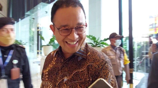 Bakal Calon Presiden Partai NasDem Anies Baswedan tiba di NasDem Tower, Jakarta, Selasa (22/11/2022). Foto: Zamachsyari/kumparan