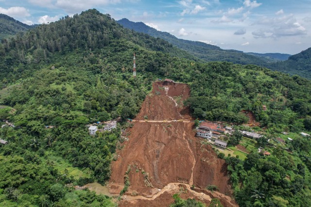 Foto udara Jalan Raya Puncak-Cianjur yang tertimbun longsor di Cugenang, Kabupaten Cianjur, Jawa Barat, Selasa (22/11/2022).  Foto: Raisan Al Farisi/ANTARA FOTO